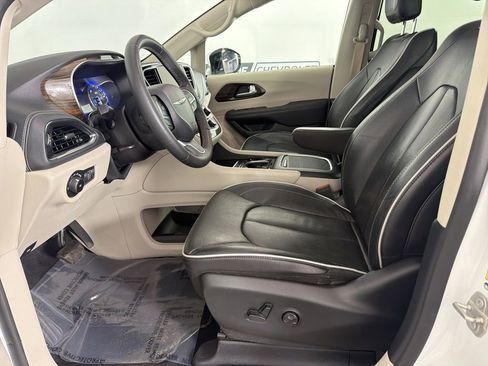 Used 2023 Chrysler Pacifica Limited w/ Trailer Tow Group AWD/4WD image 13