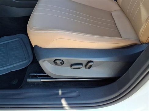 Used 2023 Volkswagen Tiguan SE image 5