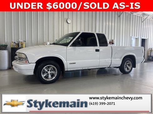 Used 2000 Chevrolet S10 Pickup LS w/ Preferred Equipment Group image 2