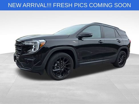Used 2023 GMC Terrain SLE w/ Driver Convenience Package image 2