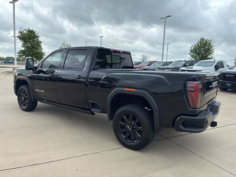 Used 2025 GMC Sierra 2500 AT4 w/ AT4 Premium Plus Package image 3