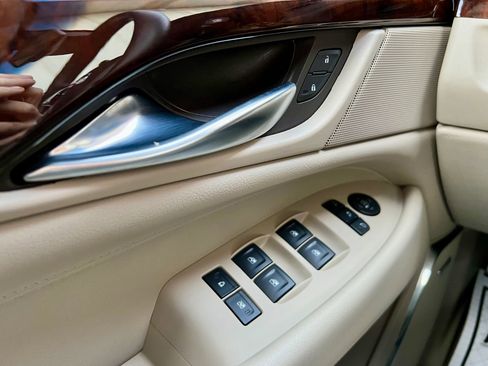 Used 2015 Cadillac Escalade Luxury image 32