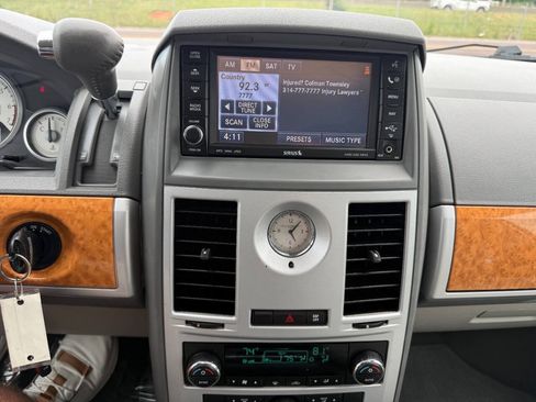 Used 2009 Chrysler Town & Country Limited w/ Entertainment Group #3 FWD image 15