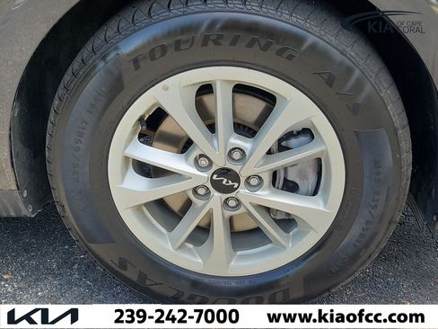 Used 2024 Kia Carnival LX FWD image 7