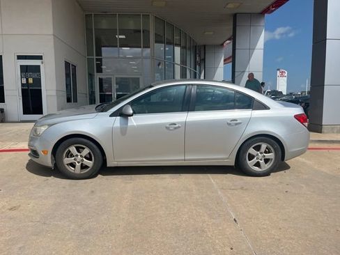 Used 2016 Chevrolet Cruze LT FWD image 2