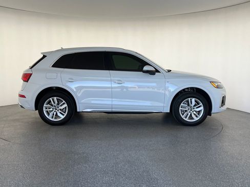 Used 2022 Audi Q5 2.0T Premium w/ Convenience Package AWD/4WD image 2