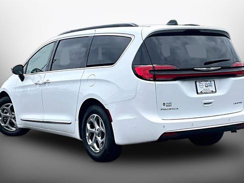 Used 2023 Chrysler Pacifica Limited FWD image 11