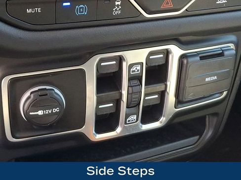 Used 2025 Jeep Wrangler Unlimited Sahara image 16