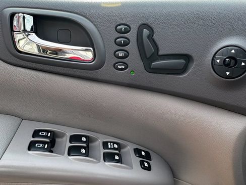 Used 2012 Kia Sedona EX w/ Luxury Pkg FWD image 24