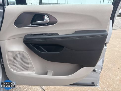 Used 2024 Chrysler Pacifica Touring-L FWD image 25