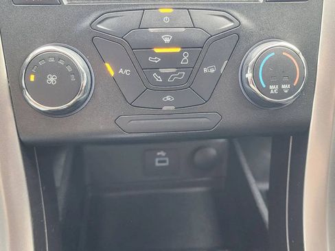 Used 2017 Ford Fusion SE FWD image 19