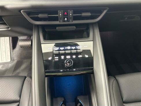 Certified 2025 Porsche Macan Electric image 25