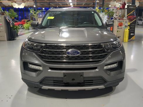 Used 2022 Ford Explorer XLT w/ Equipment Group 202A AWD/4WD image 3