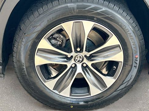 Used 2024 Toyota Highlander XLE FWD image 41
