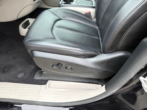 Used 2024 Chrysler Pacifica Touring-L FWD image 5