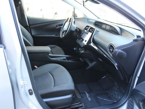 Used 2017 Toyota Prius Four FWD image 10