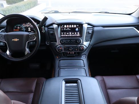 Used 2020 Chevrolet Suburban Premier w/ Premier Plus Edition image 17