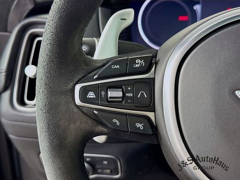 Used 2022 Aston Martin DBX image 13