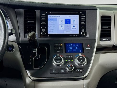 Used 2019 Toyota Sienna XLE image 13
