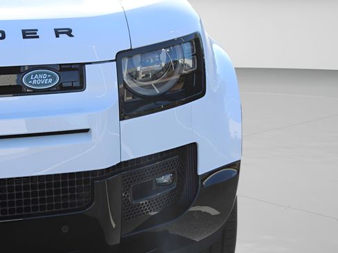 New 2025 Land Rover Defender 110 X-Dynamic SE image 31