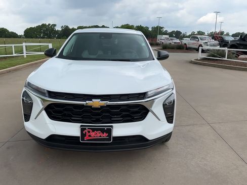 Used 2025 Chevrolet Trax LS w/ Driver Confidence Package FWD image 4