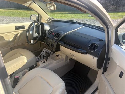 Used 2008 Volkswagen Beetle S image 10