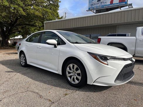 Used 2022 Toyota Corolla LE image 2