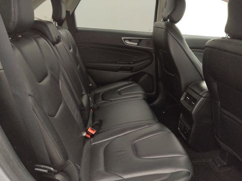 Used 2019 Ford Edge Titanium image 19