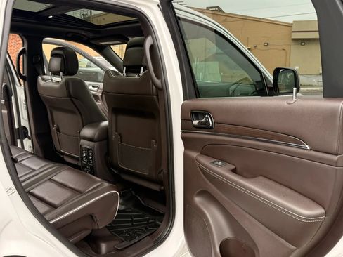 Used 2019 Jeep Grand Cherokee Overland AWD/4WD image 15