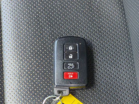 Used 2017 Toyota Highlander Limited AWD/4WD image 46