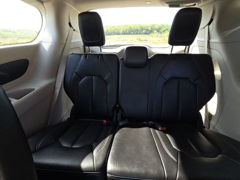 Used 2023 Chrysler Pacifica Touring-L FWD image 13