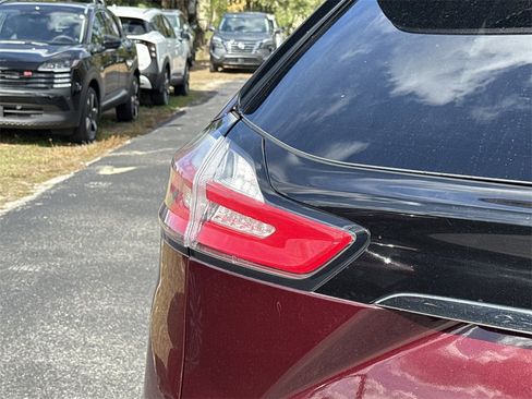 Used 2019 Ford Edge Titanium image 21