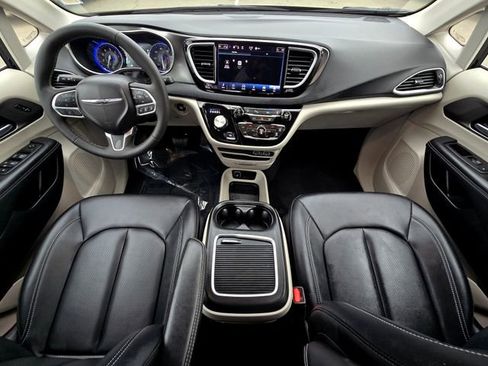 Certified 2024 Chrysler Pacifica Touring-L image 9