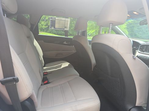 Used 2019 Kia Sorento FWD image 11