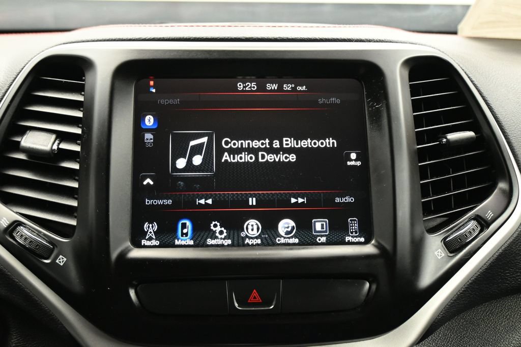 Used 2017 Jeep Cherokee Trailhawk AWD/4WD image 24