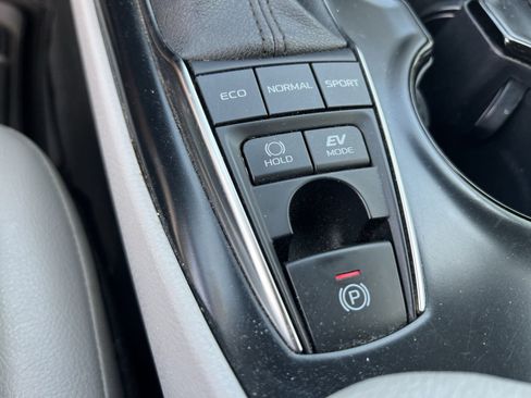 Used 2020 Toyota Camry SE w/ Sunroof Package FWD image 31