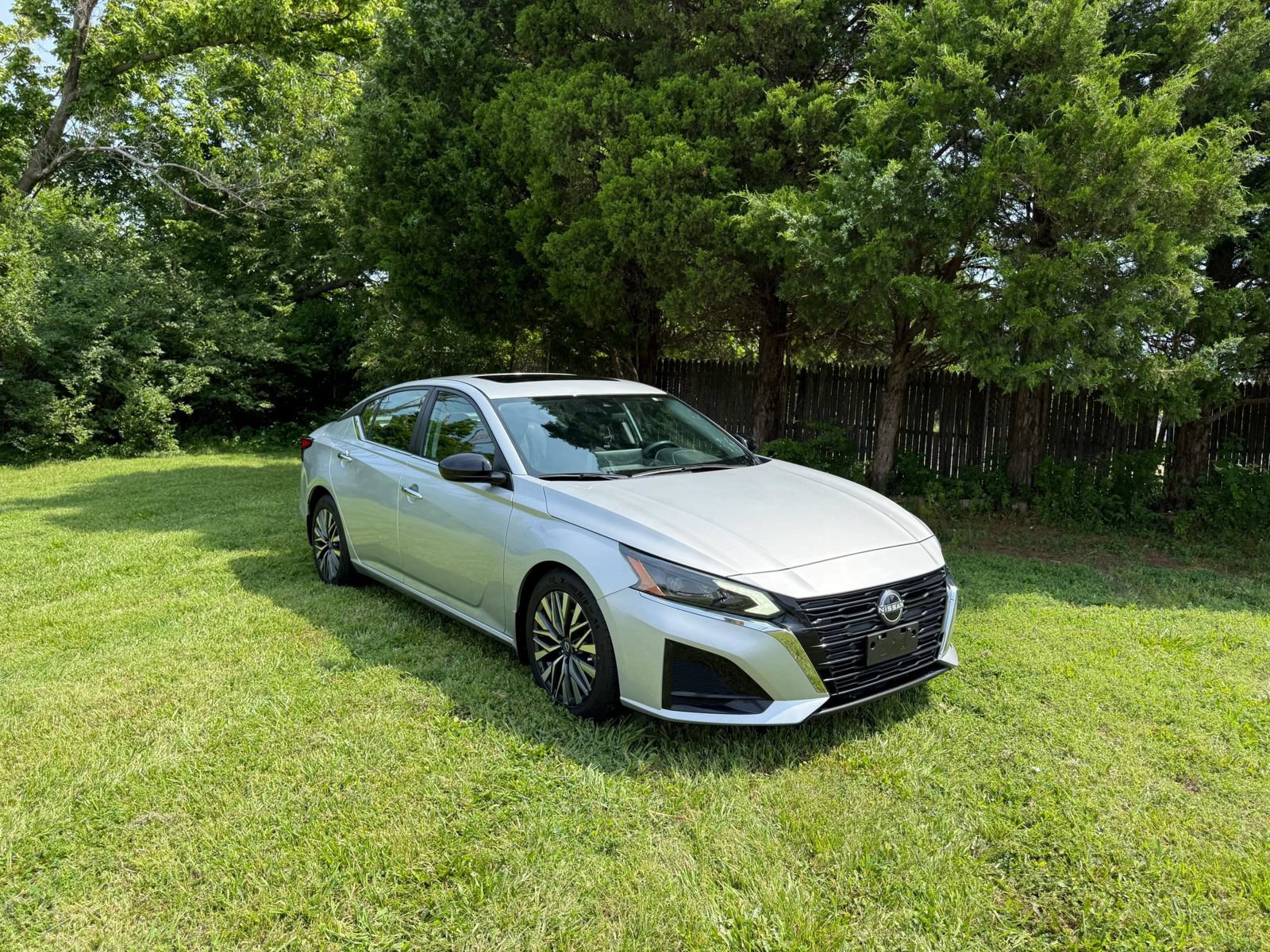 Used 2023 Nissan Altima 2.5 SV w/ SV Premium Package FWD image 2
