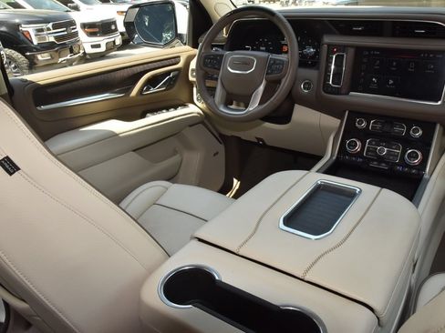 Used 2024 GMC Yukon XL Denali w/ Advanced Technology Package AWD/4WD image 16