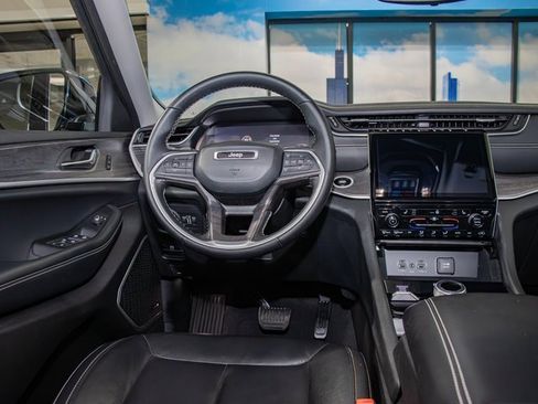 Used 2022 Jeep Grand Cherokee Limited image 16