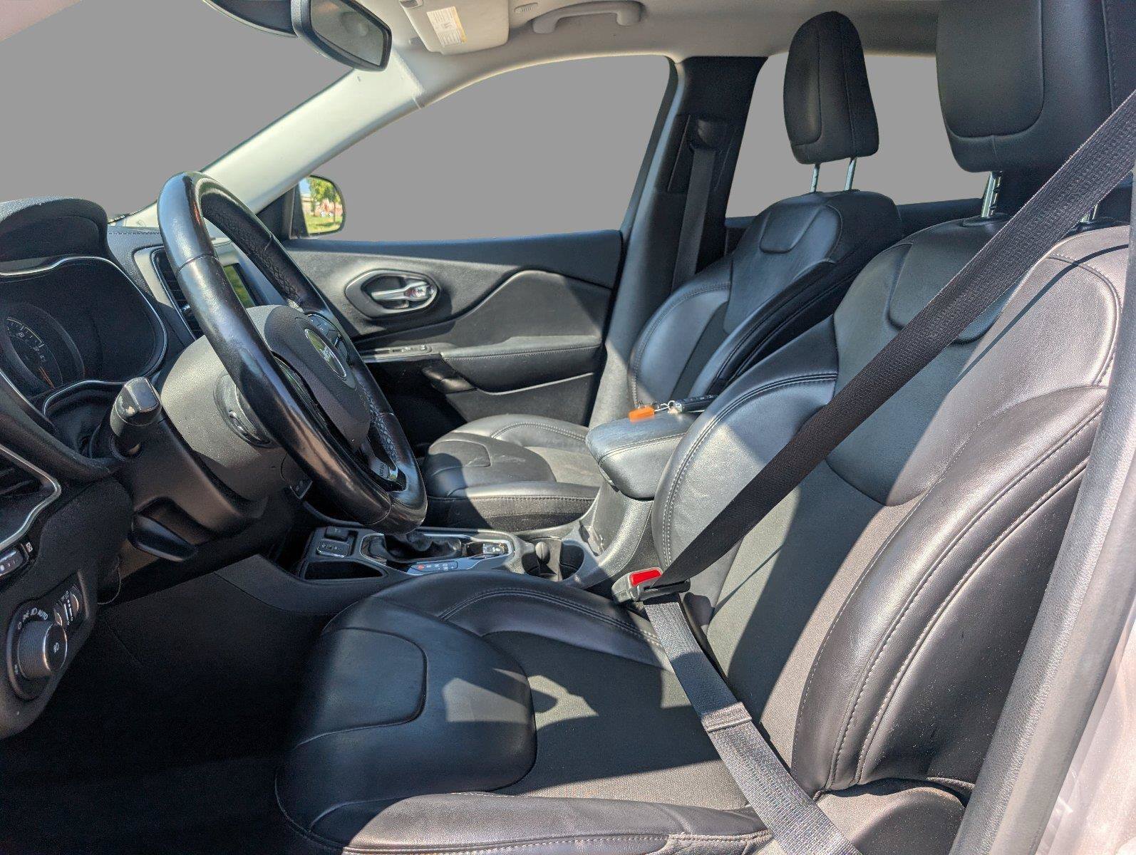 Used 2021 Jeep Cherokee Latitude Plus FWD image 17