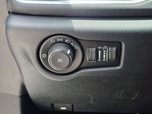 Certified 2026 Chrysler Pacifica Limited FWD image 28
