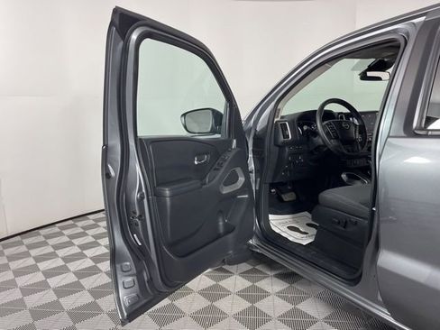 Used 2025 Nissan Frontier SV w/ SV Convenience Package RWD image 17