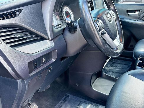 Used 2016 Toyota Sienna SE Premium image 11