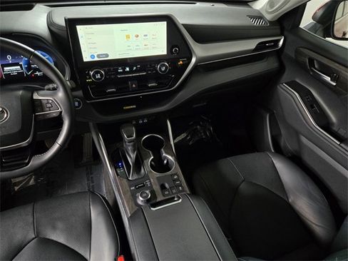 Used 2023 Toyota Highlander Platinum image 18