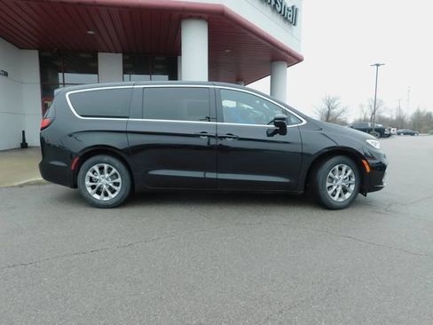 New 2026 Chrysler Pacifica Limited FWD image 32