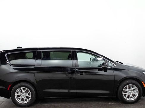 Used 2024 Chrysler Pacifica Touring-L FWD image 16