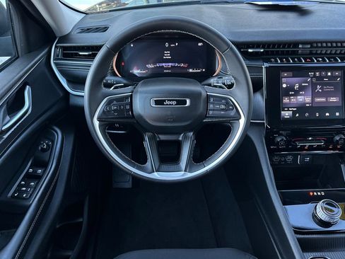 Used 2024 Jeep Grand Cherokee L Laredo image 13