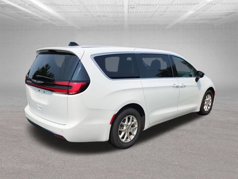 Used 2024 Chrysler Pacifica Touring-L FWD image 4
