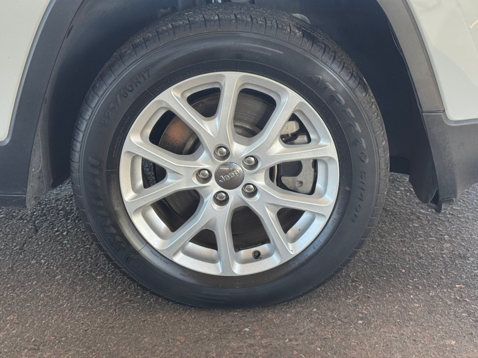 Used 2018 Jeep Cherokee Latitude Plus w/ Comfort/Convenience Group FWD image 30