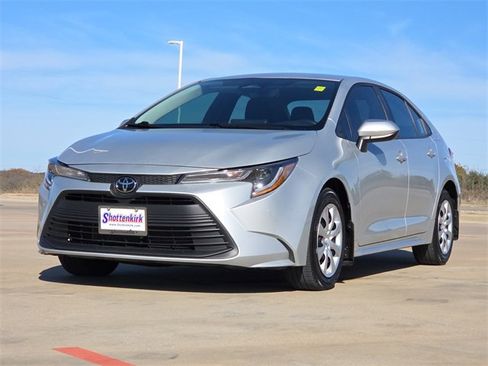Used 2024 Toyota Corolla LE image 3